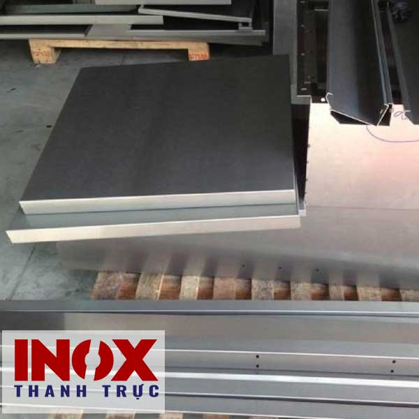 Giá-thành-dịch-vụ-gia-công-dập-inox-theo-yêu-cầu-phụ-thuộc-vào-nhiều-yếu-tố